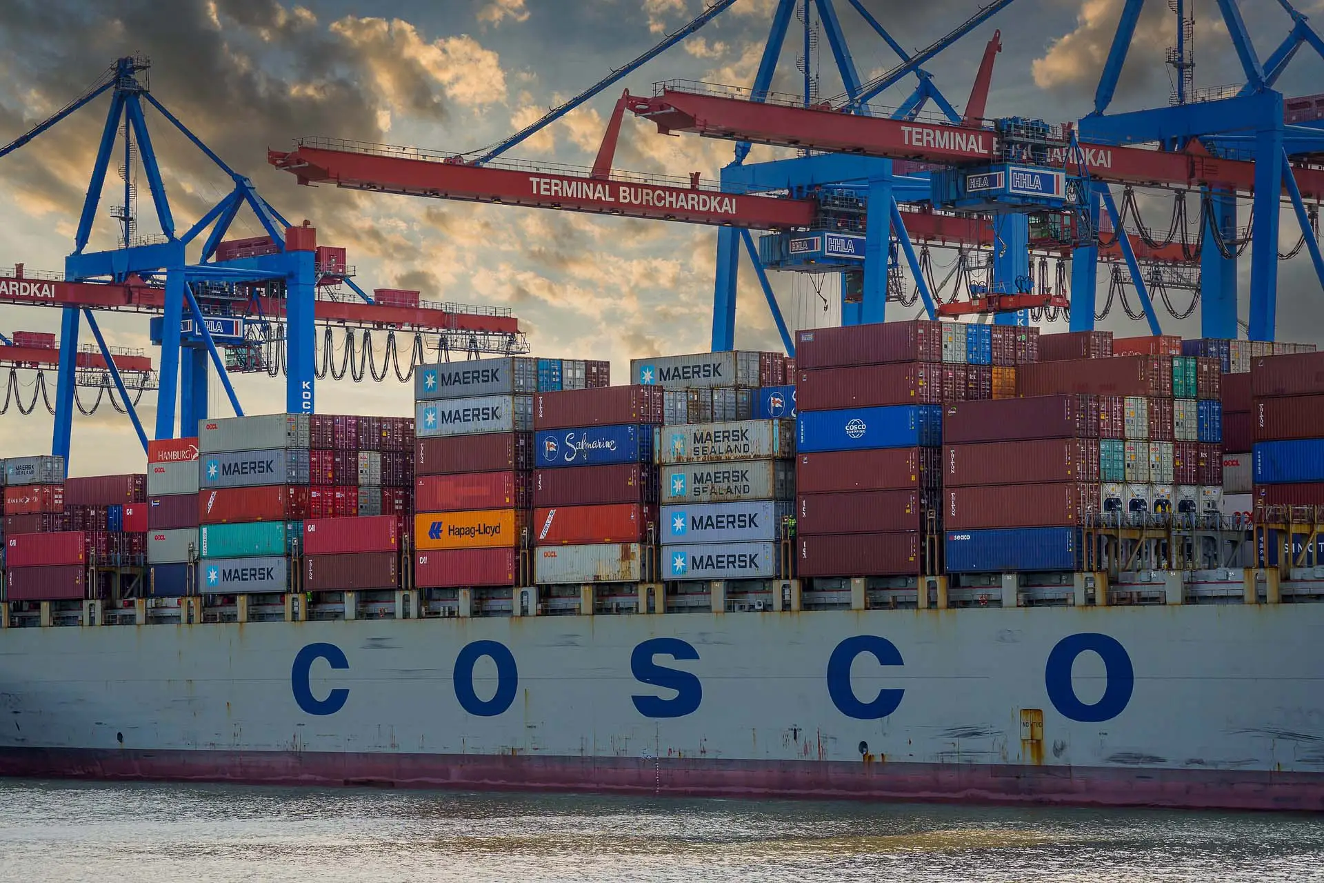 Containerschiff liegt im Hafen an
