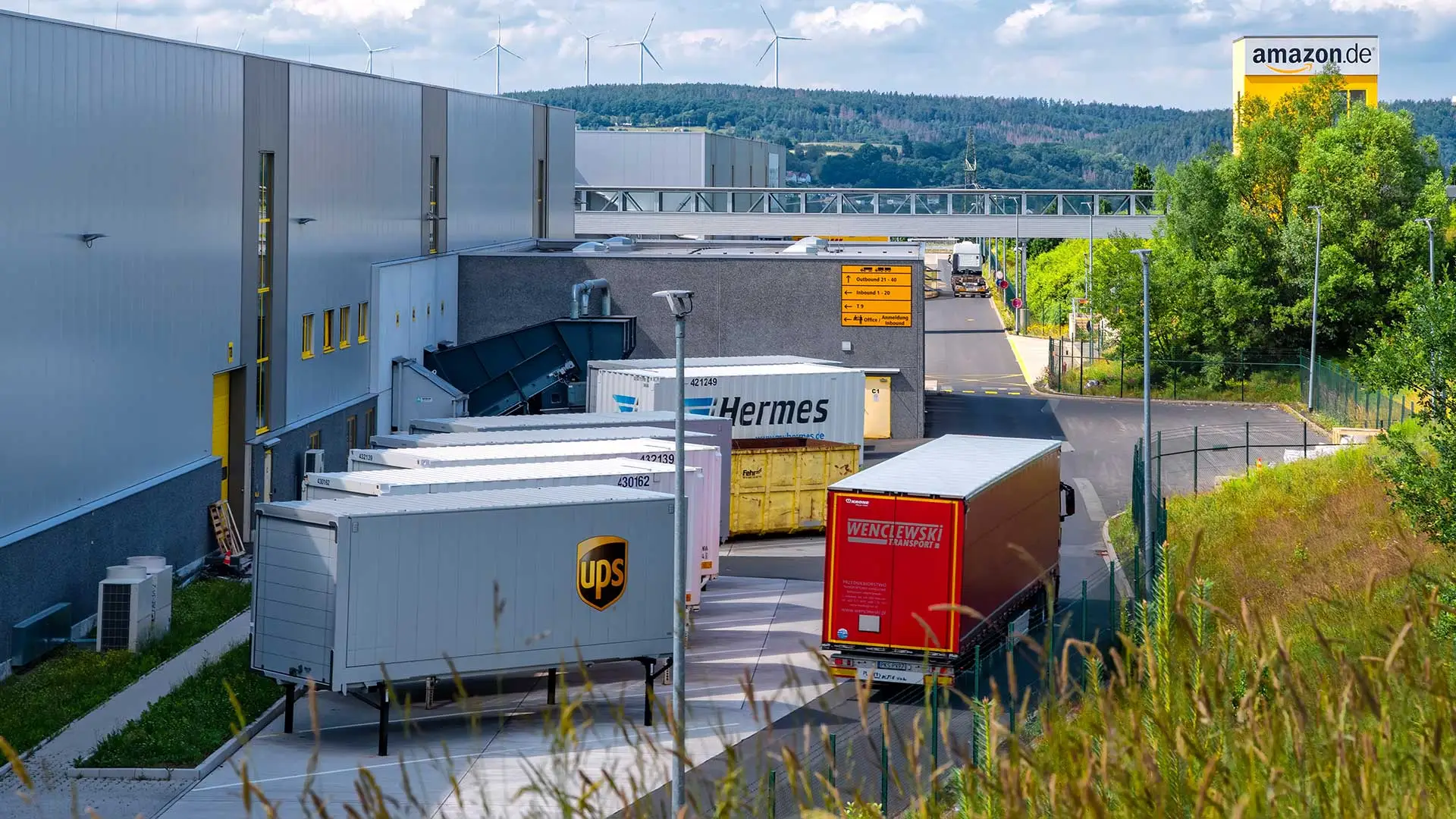 Amazon Lager von außen mit Containern und einem LKW