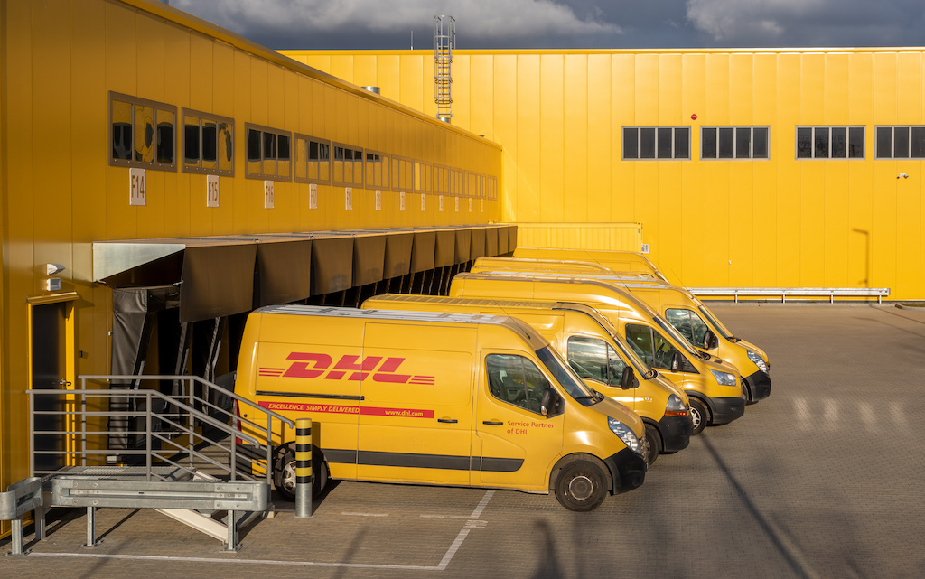 DHL-Lager macht sich bereit für Auslieferungen für Prime durch Verkäufer.