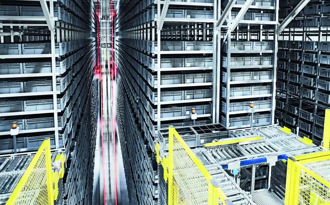 Modernes Logistikzentrum als Symbolbild für effiziente Warenverteilung und professionelle Logistikberatung im E-Commerce