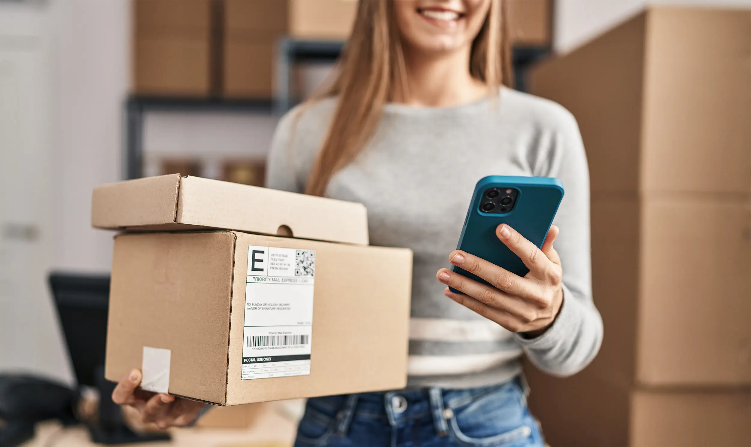 E-Commerce Kundin freut sich über den Full Service